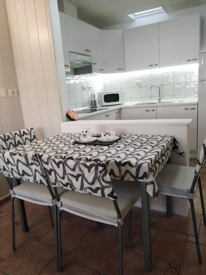 House Lilu - Luminoso Monolocale Apartment Арона Екстериор снимка