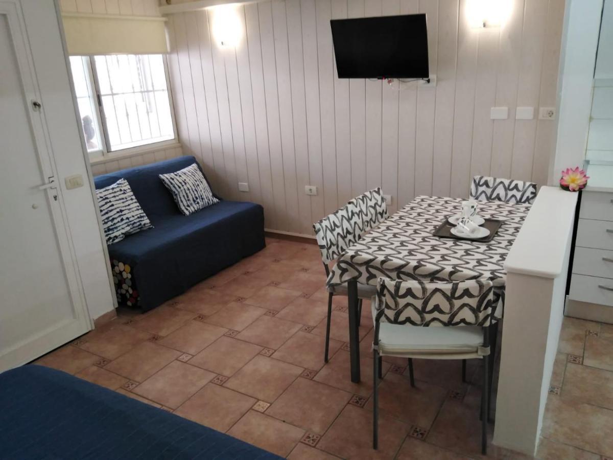 House Lilu - Luminoso Monolocale Apartment Арона Екстериор снимка